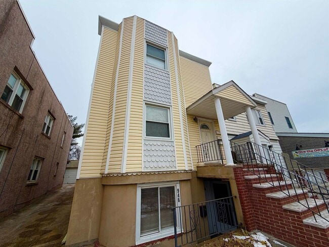 Building Photo - 946 Broadway