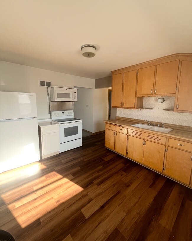 Kitchen - 2648 S 69th St