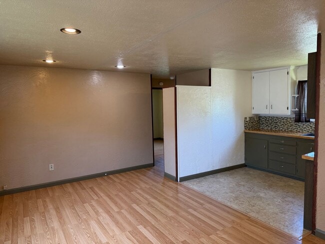 Foto del edificio - 1 bedroom, 1 bath duplex in Springfield!