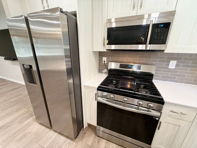 Foto del edificio - Fully Remodeled 3 Bedroom Home Located in the desirable Rustic Hills neighborhood
