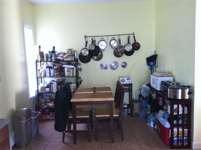 Foto del edificio - Four Huge BED 2-Bath ** Prime BU Location ...