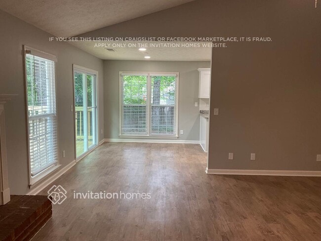 Foto del edificio - 2215 Valley Wood Dr