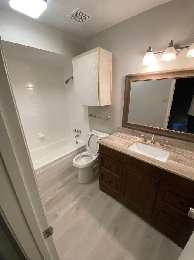 Foto del edificio - 4634 Country Creek Dr