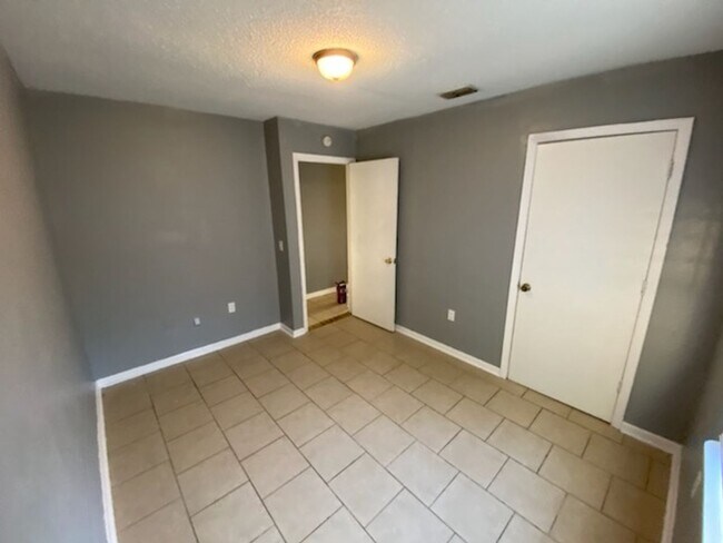 Building Photo - 2422 Crystal Hills Loop E