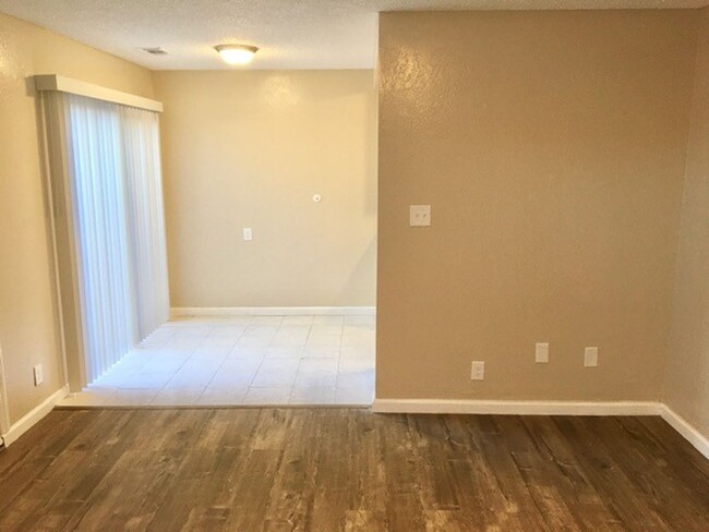 Building Photo - Great 2 bed, 1.5 bath Condo in Vallejo - C...