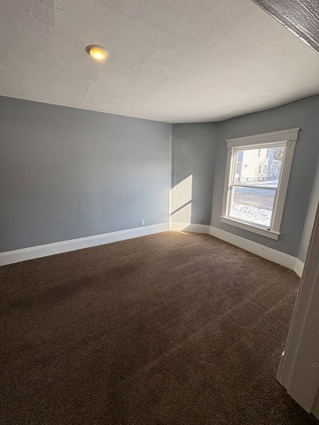 Foto del edificio - Move-In Ready 5-Bedroom Home in Prime Barberton Location