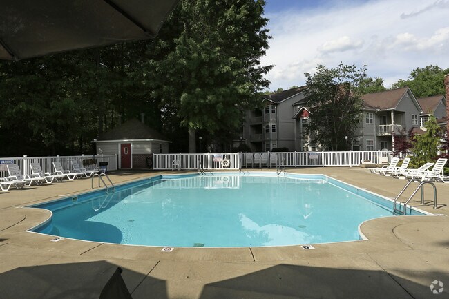 Piscina con terraza - Southcreek Apartments