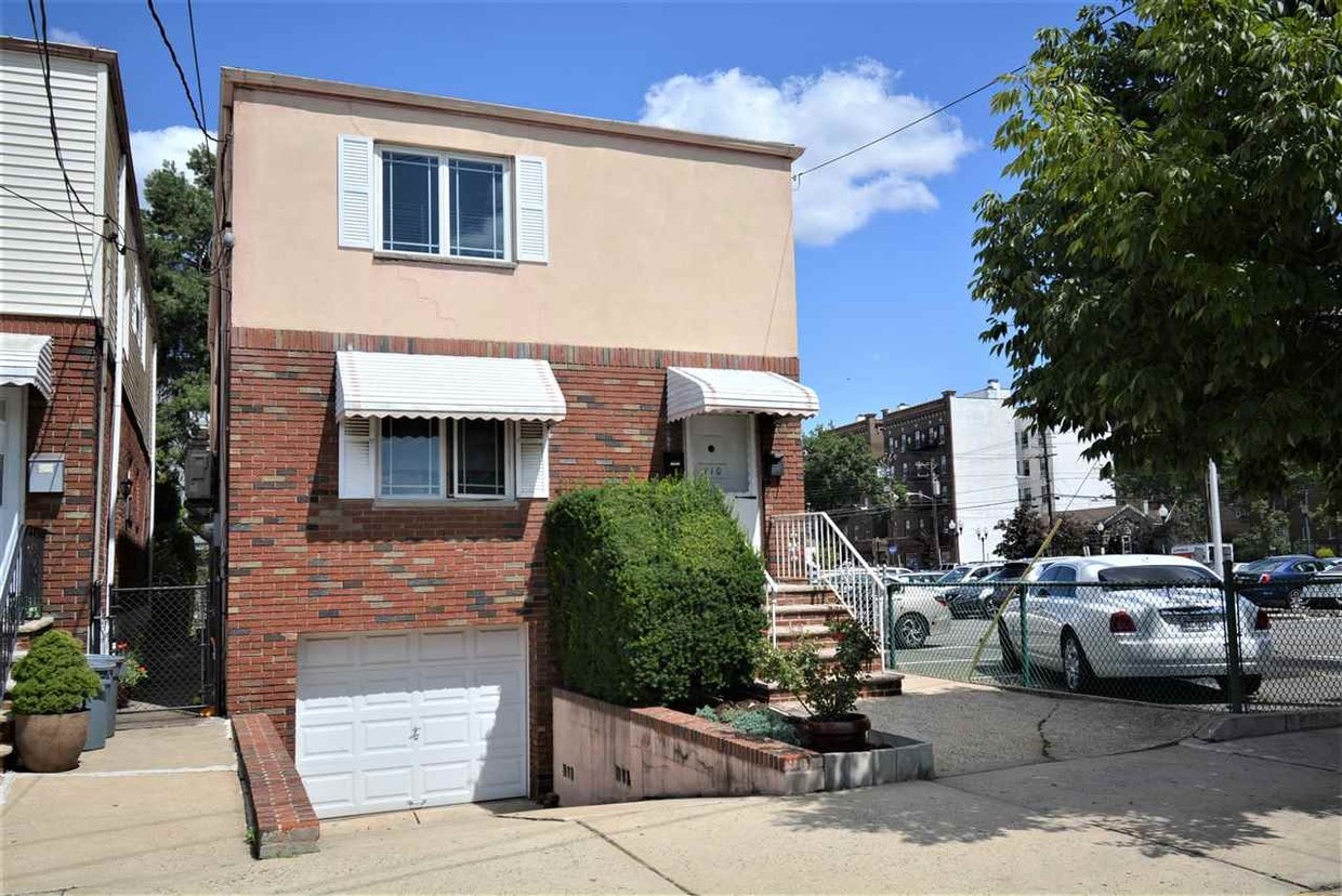 Primary Photo - 110 58th St