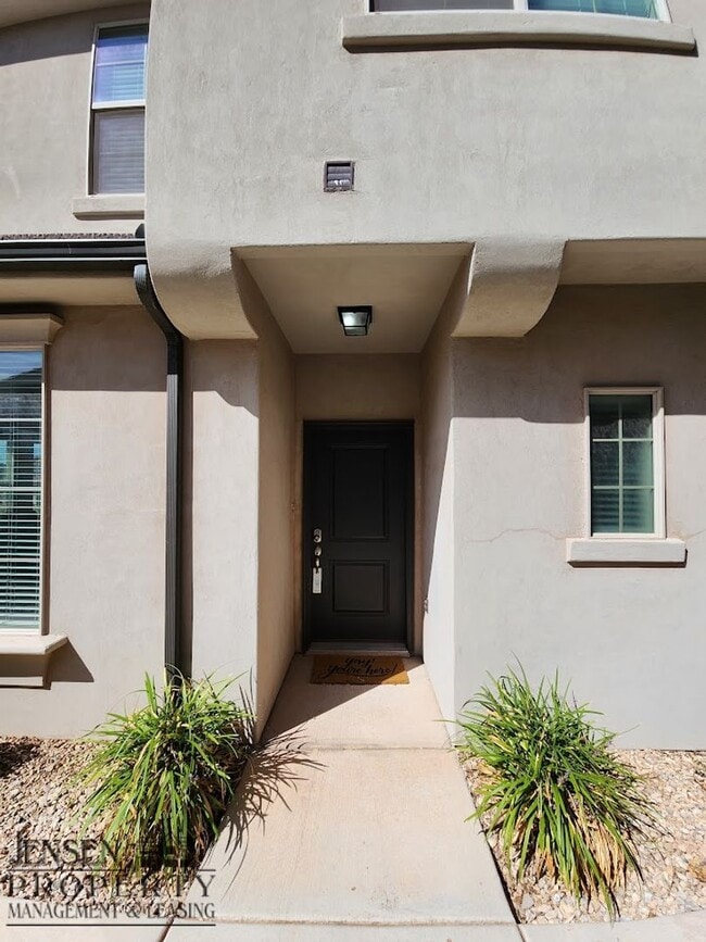 Building Photo - Spacious Four Bedroom Town Home