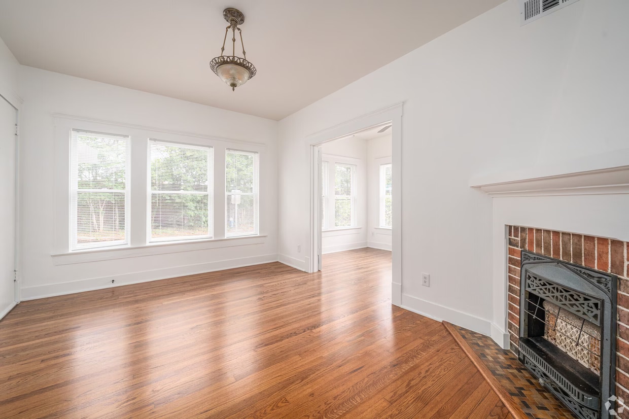 Living Room - 4907 Louisiana St