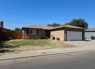 Building Photo - 2205 Geneva Dr