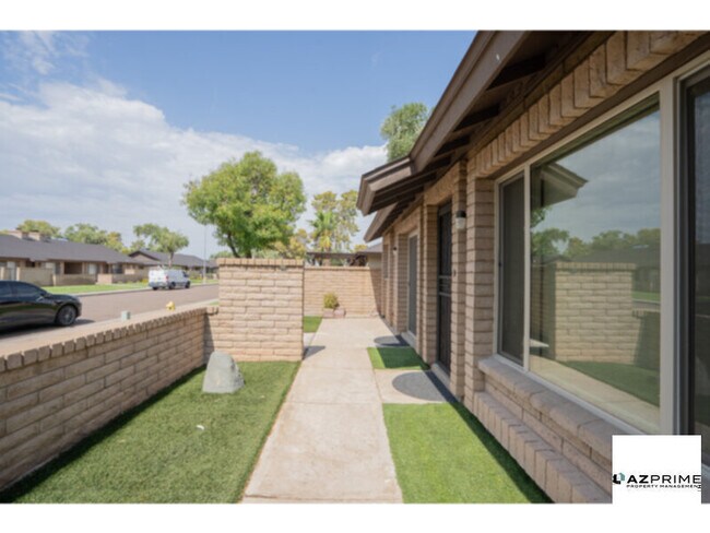 Building Photo - This lovely 3/2 Tempe Condo Unit Offers a ...