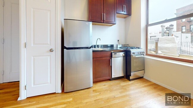 Foto del edificio - 207-209 WEST 11TH STREET-4A