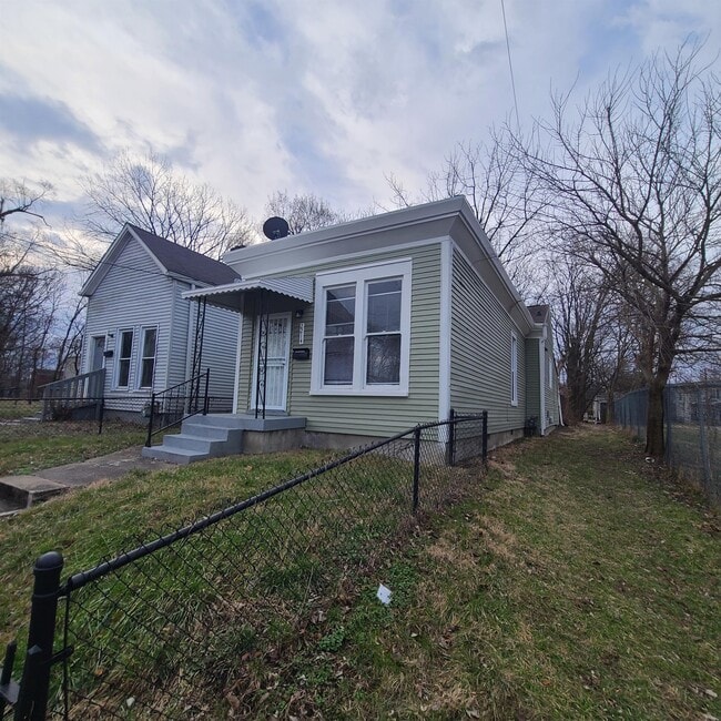 Building Photo - 2214 Cedar St