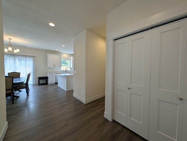 Foto del edificio - 3 Bedroom Palmer Lake Oasis. Available Now!