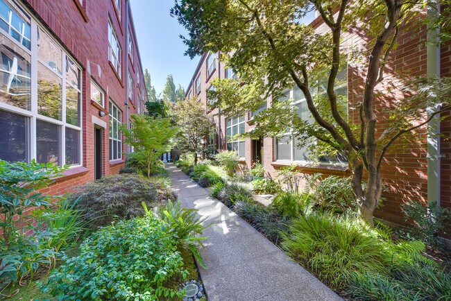 Courtyard - 1009 NW Hoyt St