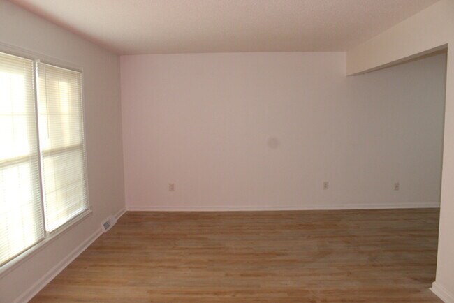 Foto del edificio - Spacious 5-bedroom, 2.5 full-bath home located in Shawnee, KS