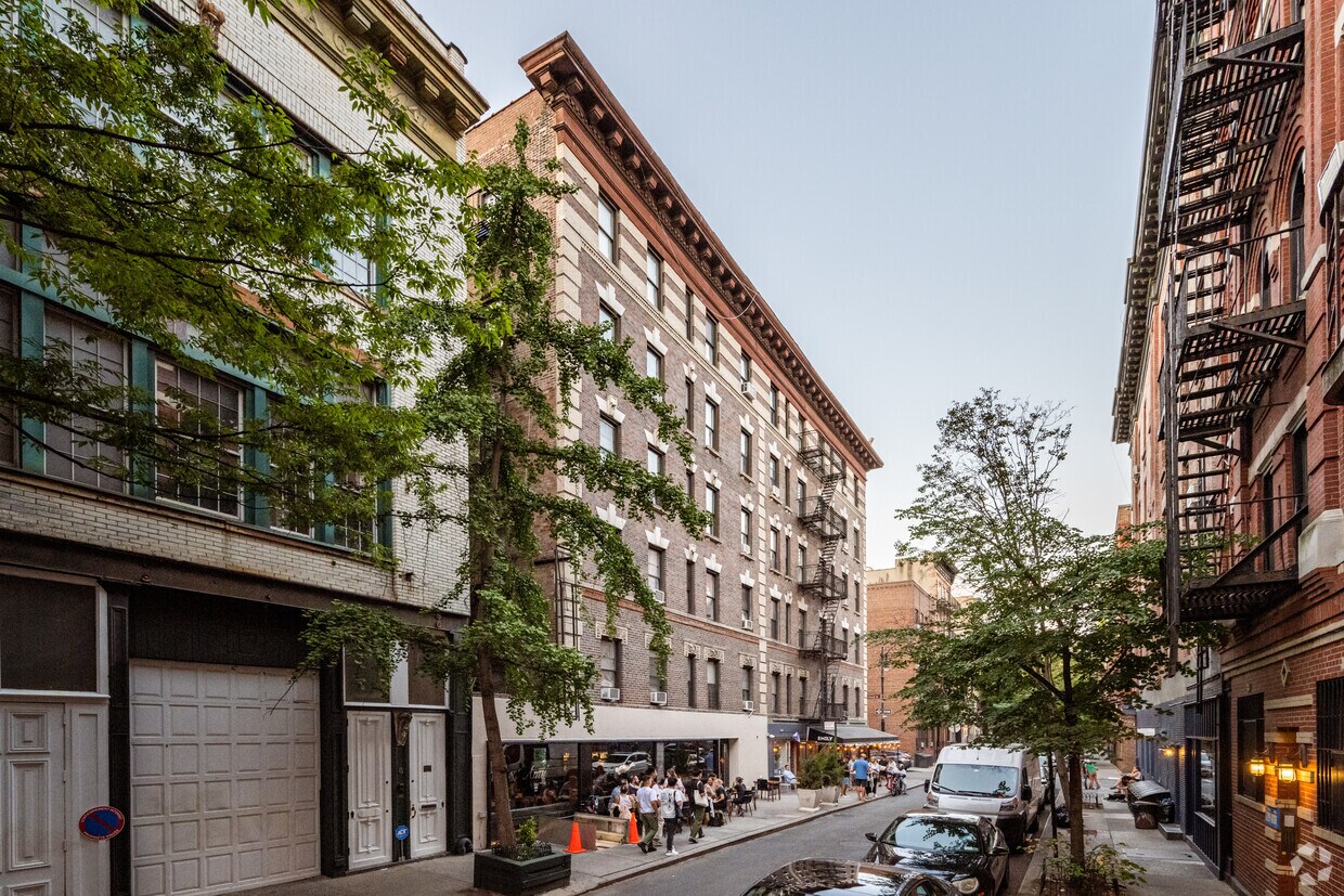 Esquina suroeste - 35 Bedford St