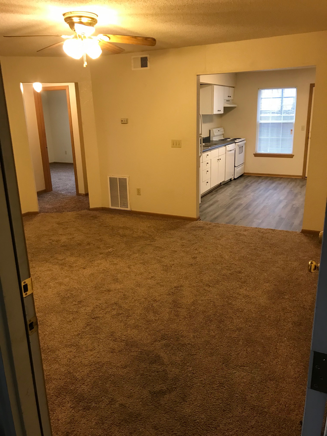 Building Photo - 701 Deerbrook Cir