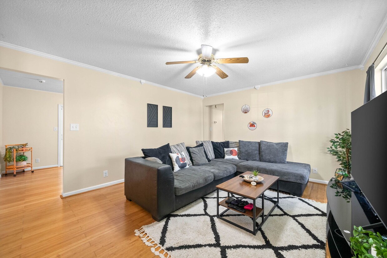 Foto del edificio - 239 Golden Pond Ave