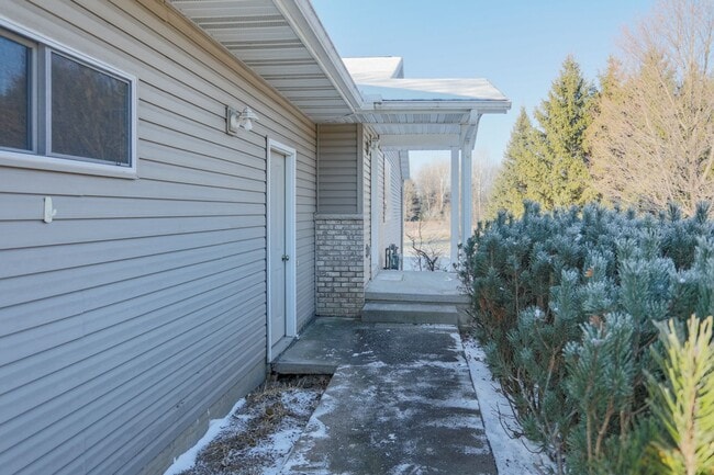 Building Photo - 149911 - 149913 Wineberry Lane