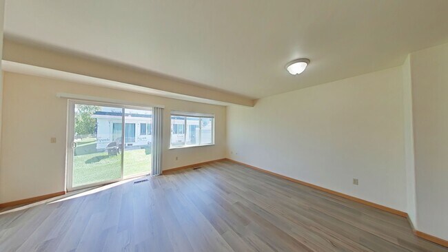 Foto del edificio - Townhouse-style End unit 3BD, 1.5 BA with attached garage