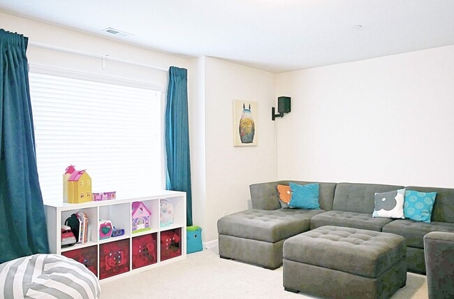 Building Photo - 4 Bed 2.5 Bath in Kenmore for Rent!