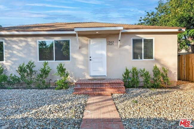 Foto del edificio - 17623 Burbank Blvd