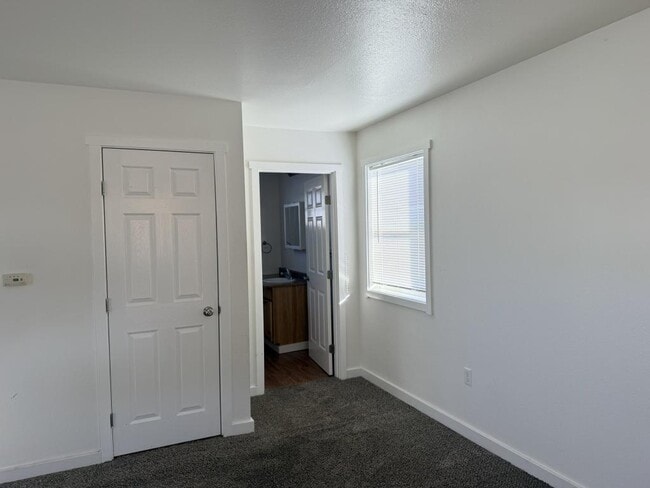 Foto del edificio - 8656 W Business Pk Dr