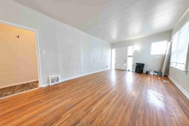 Foto del edificio - Available Aug 7th - Very nice single family home with refinished hardwood and a very large open l...