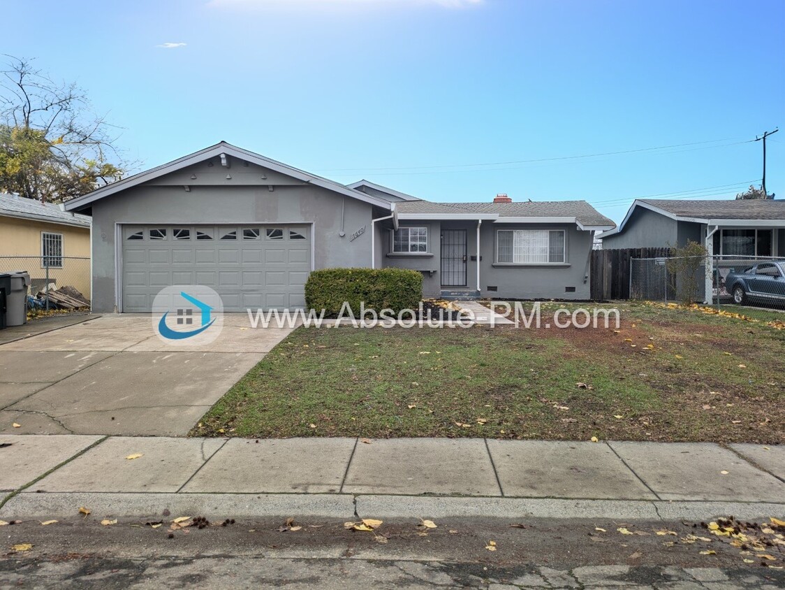 Foto principal - 3 Bed / 2 Bath Home in a Desirable Pocket-...