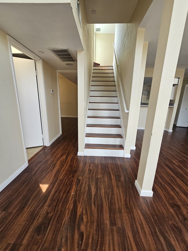 Building Photo - 1150 Granville Ave