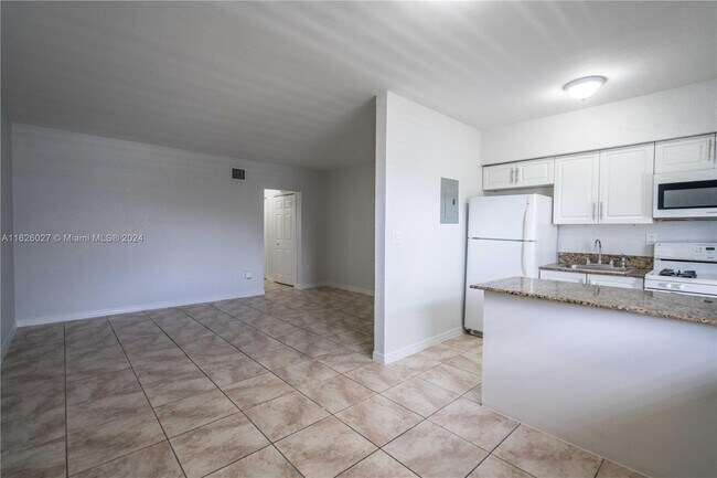 Building Photo - 2195 Bay Dr