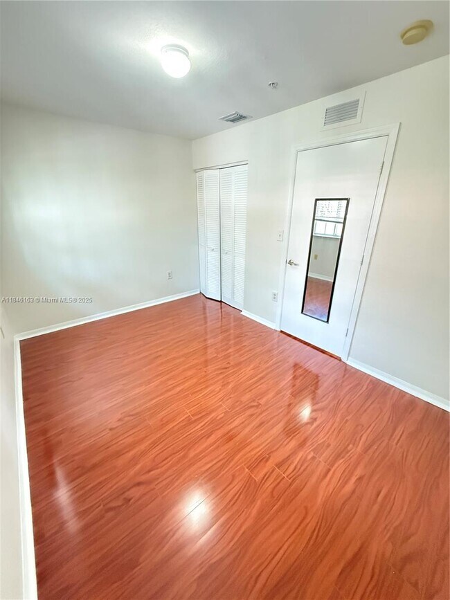 Foto del edificio - 2082 NE 167th St