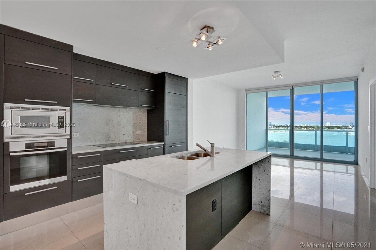 Primary Photo - 900 Biscayne Blvd