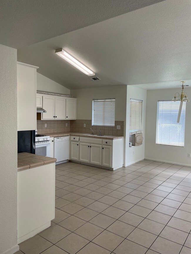 Foto del edificio - Available Now! – Beautiful Corner Lot Home