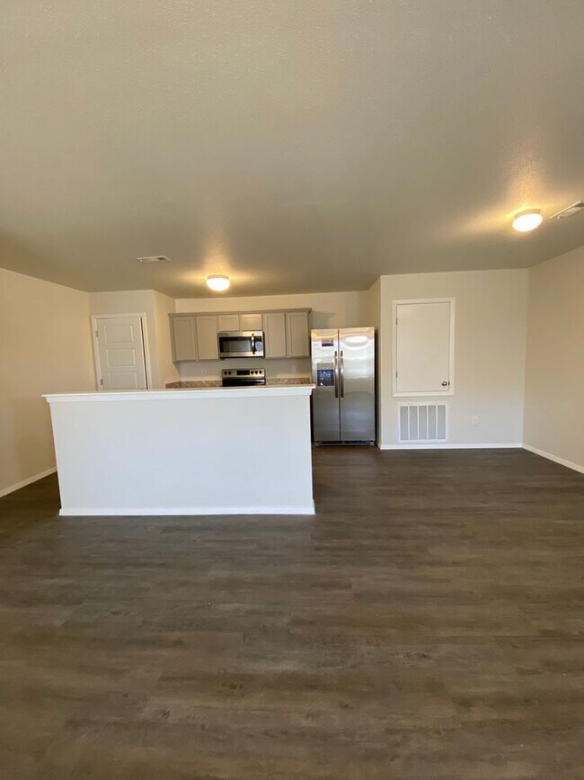 Building Photo - *Pre-leasing* Three Bedroom | Two Bathroom...