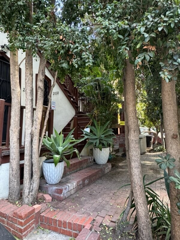 Foto del edificio - 2038 N Las Palmas Ave