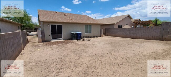 Foto del edificio - Valencia Rd & Headley Rd 3/2 - Coming Soon - All tile floors and updated kitchen
