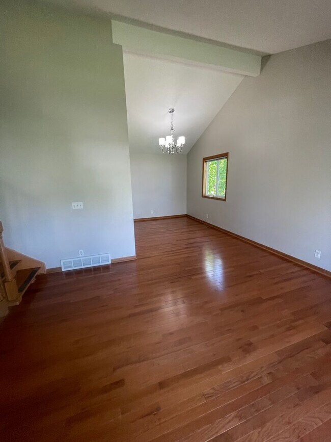 Building Photo - Welcome Home! Charming 3 Bed, 2 Bath House...