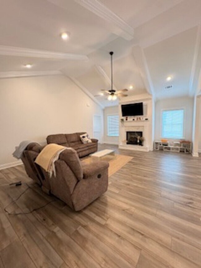 Foto del edificio - Available March!