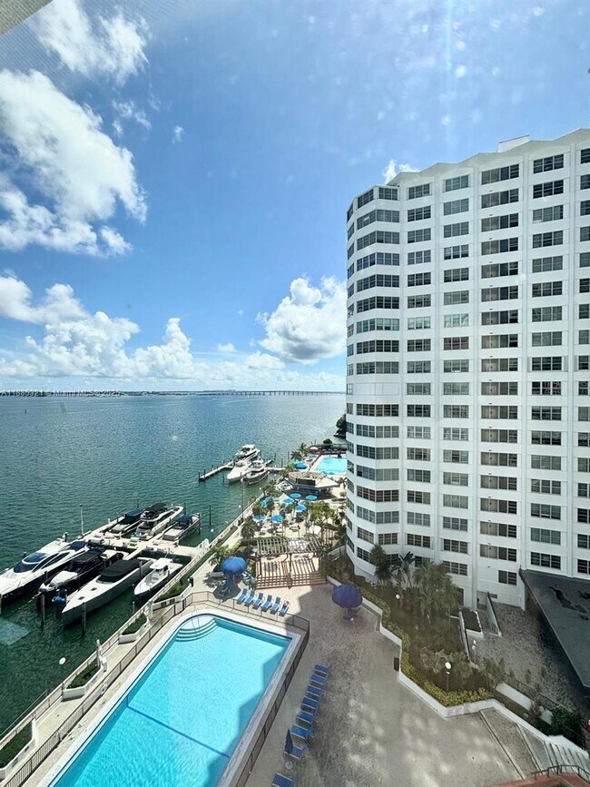 Foto del edificio - 801 Brickell Bay Dr