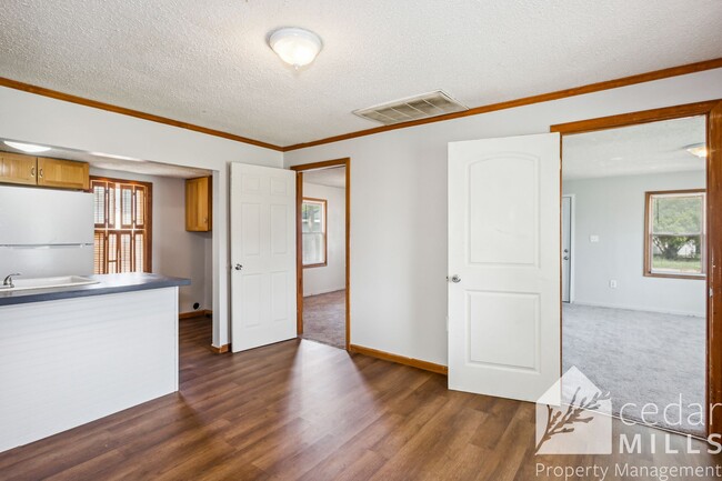 Building Photo - Centrally located 2 bedroom home with larg...