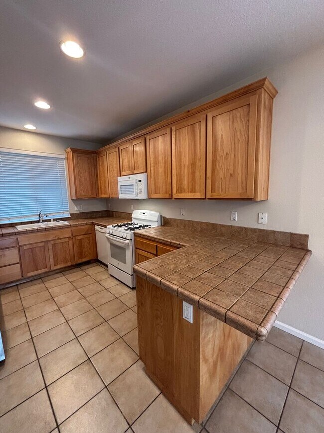 Foto del edificio - 3 Bedroom 2.5 Bathroom Single Family Home located in Northwest Santa Rosa