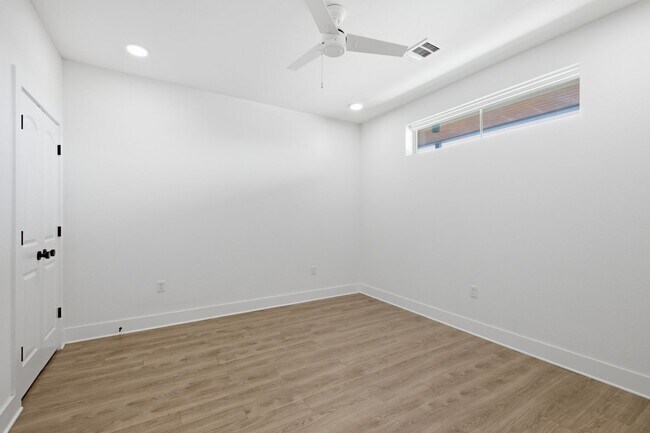 Building Photo - Beautiful 2 bedroom, 2 bathroom home in Gated Sunset Valley Community!!!