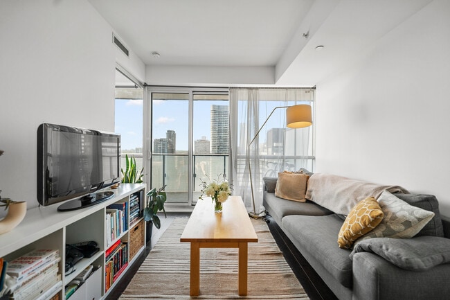 Building Photo - 15 Grenville St