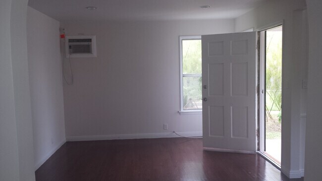 Foto del edificio - 8341 Dunbarton Ave