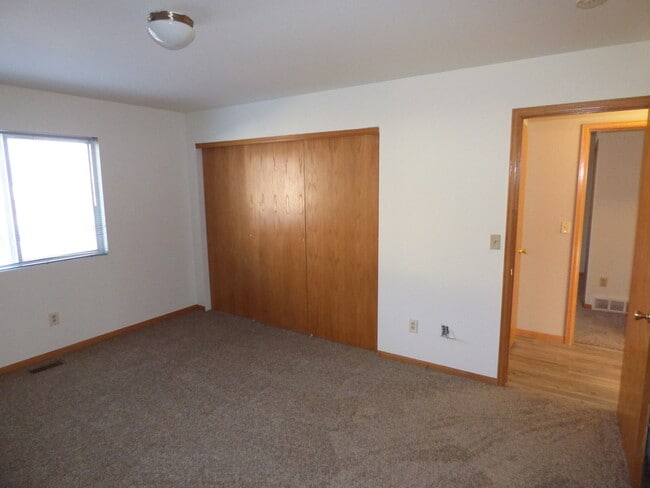 Building Photo - Beautiful 2 Bed/1 Bath Ranch Style Townhome!