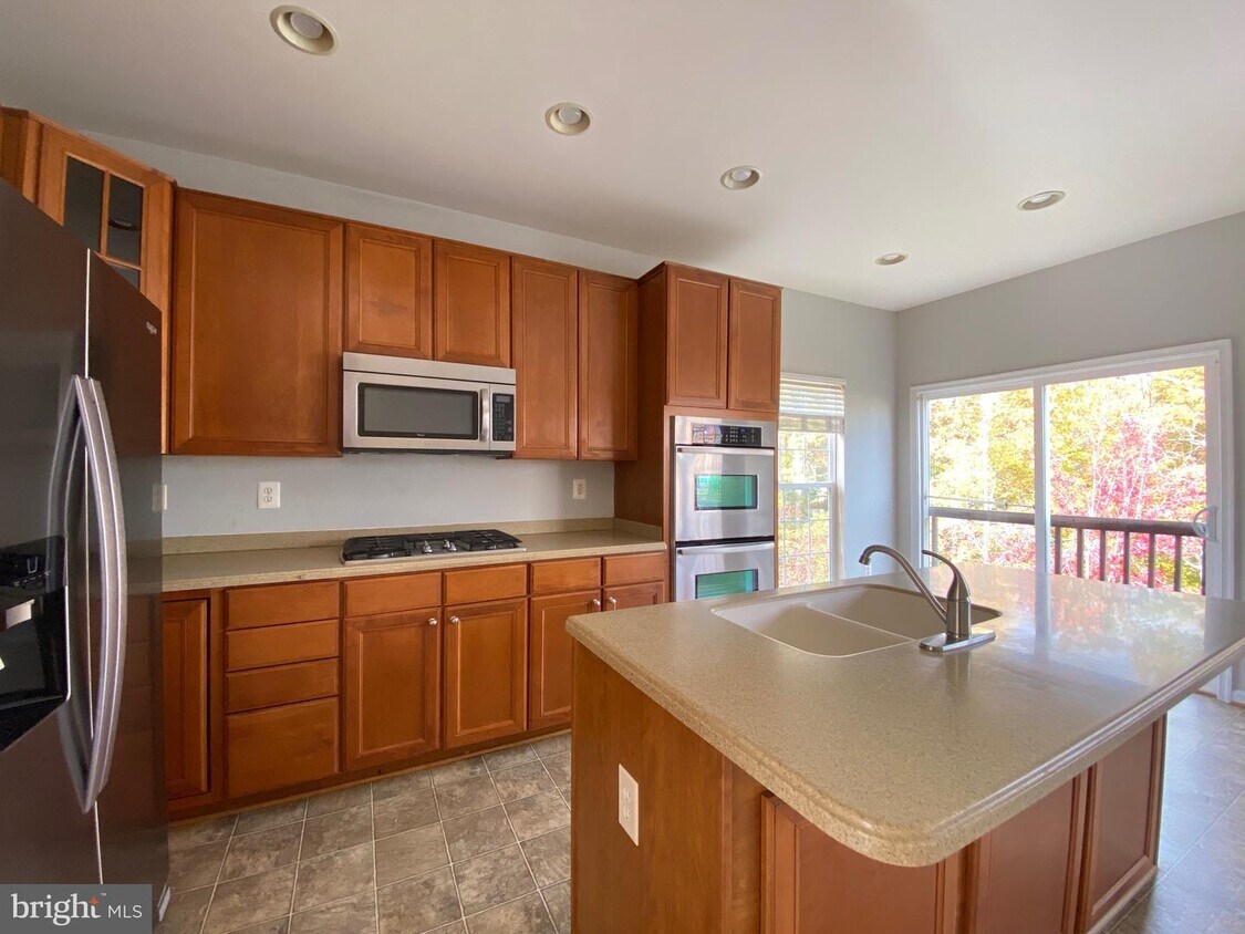 Primary Photo - 212 Raynar Ct