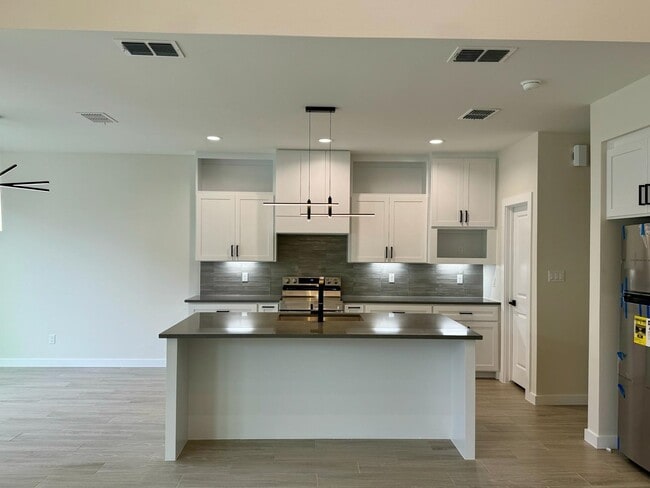 Building Photo - 7511 Cresta Bella St